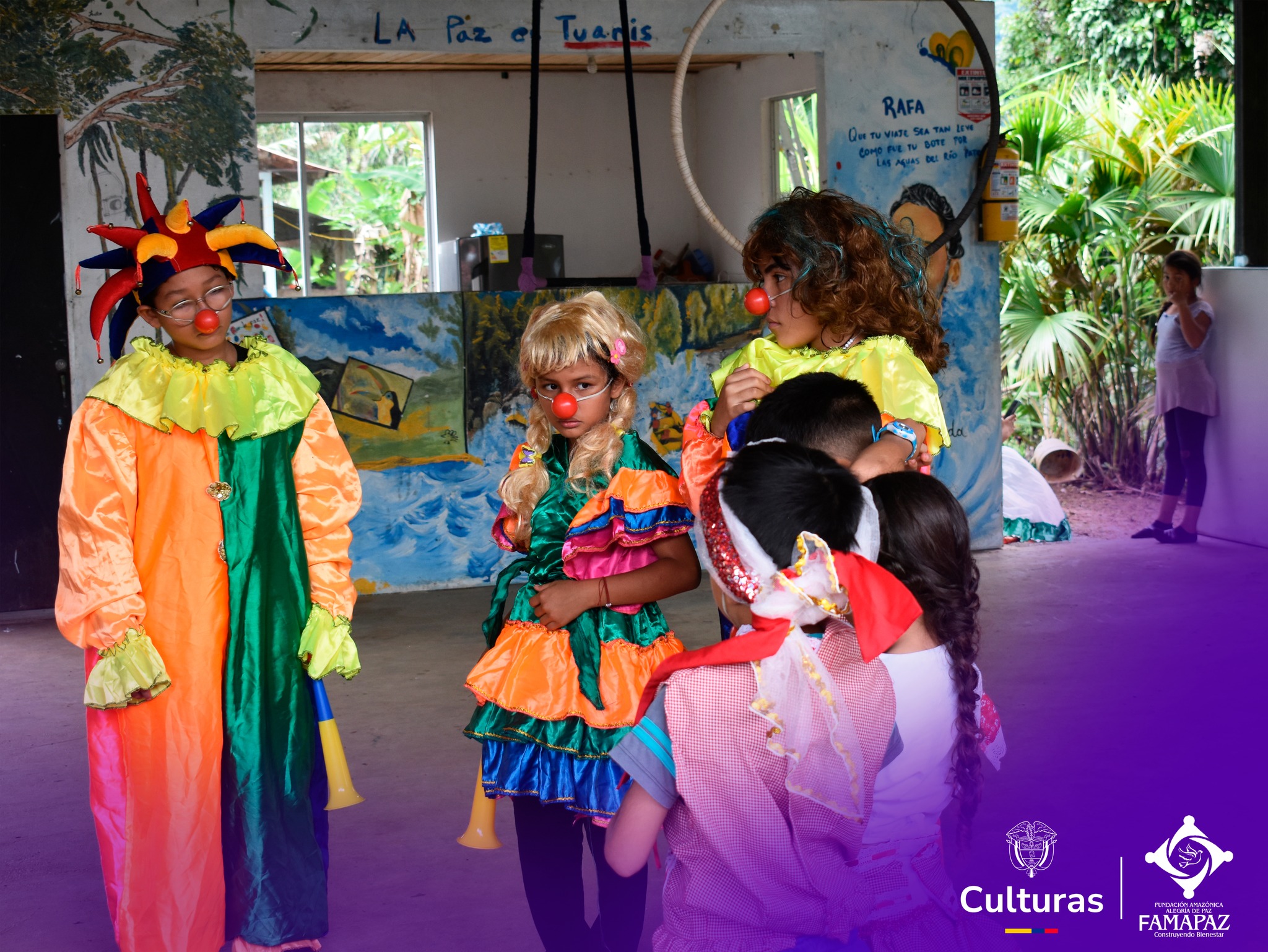 Niños en actividad de teatro con disfraces